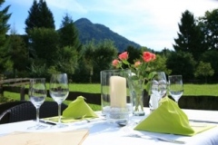 Abendessen-auf-der-Terrasse-im-Hotel-Gabriele-im-Sommer